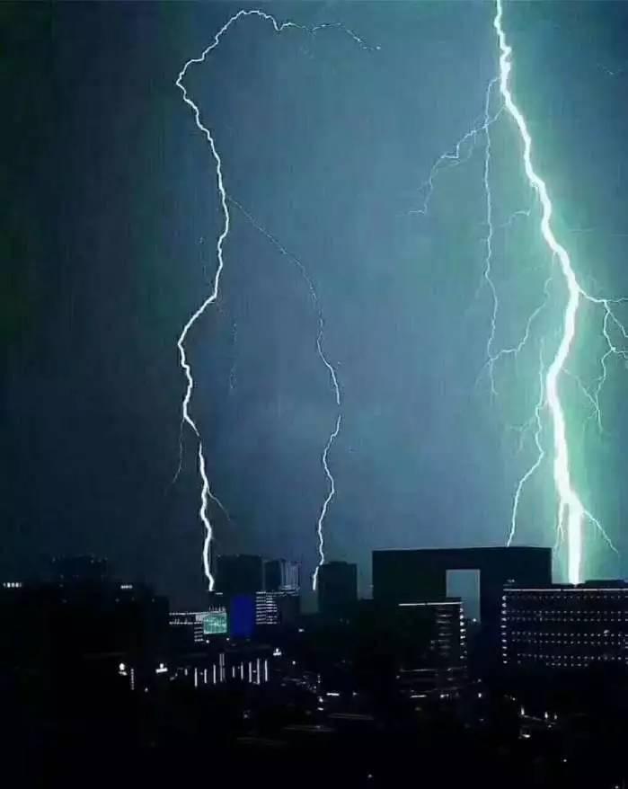 颇有点暴风骤雨的意思.