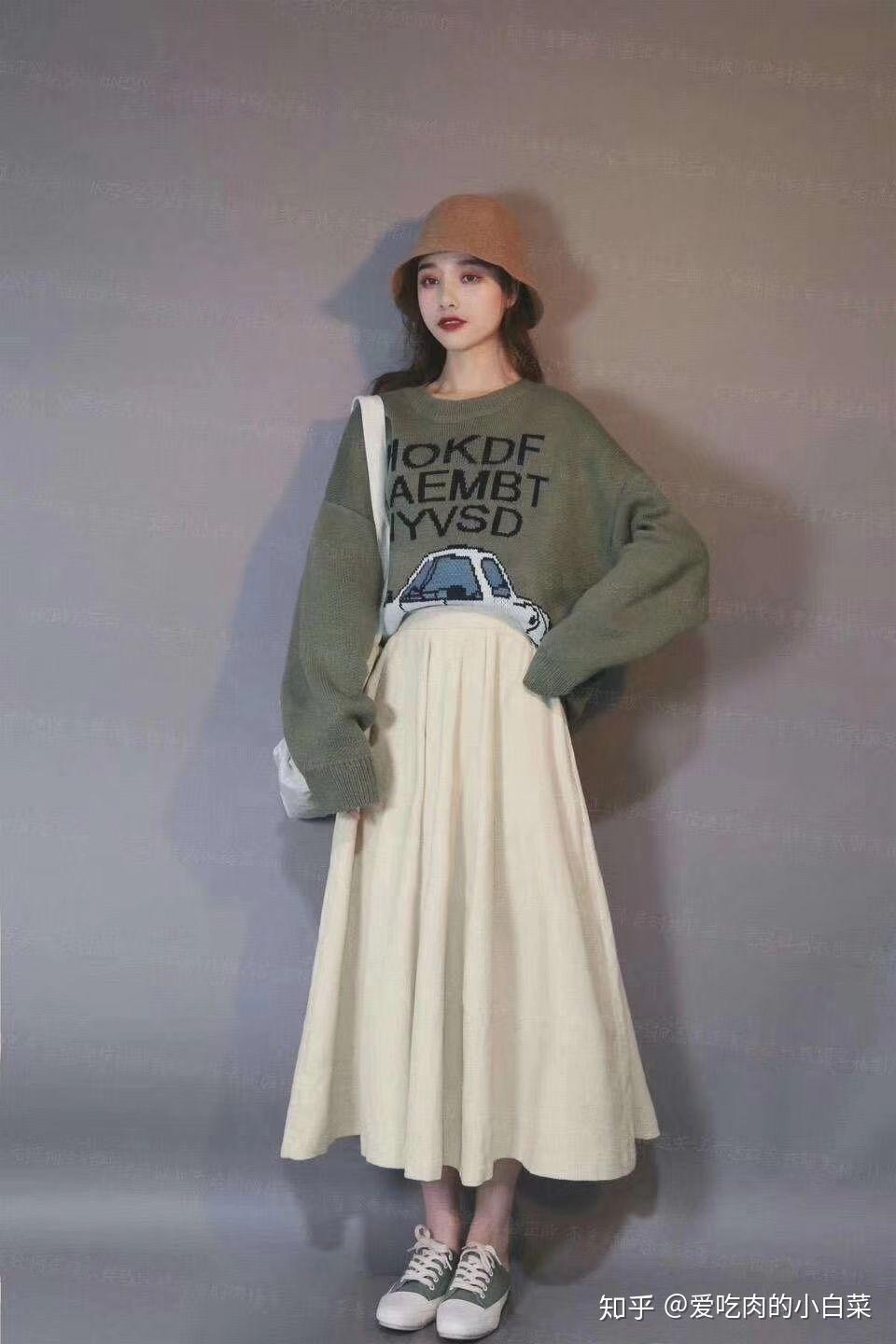 米色半身裙配什么颜色毛衣