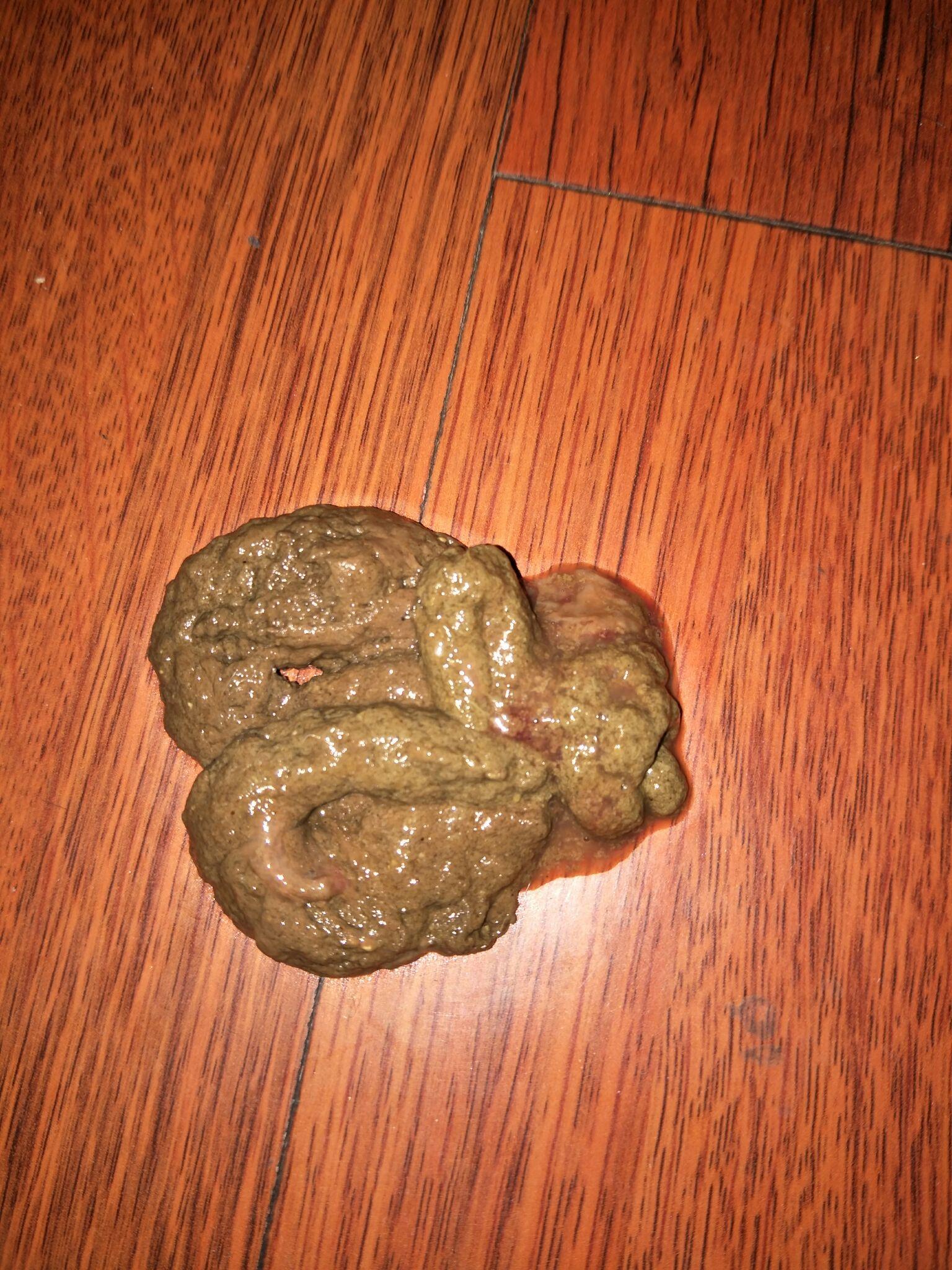 有大概直径1厘米的屎上有一层血,会是细小吗?