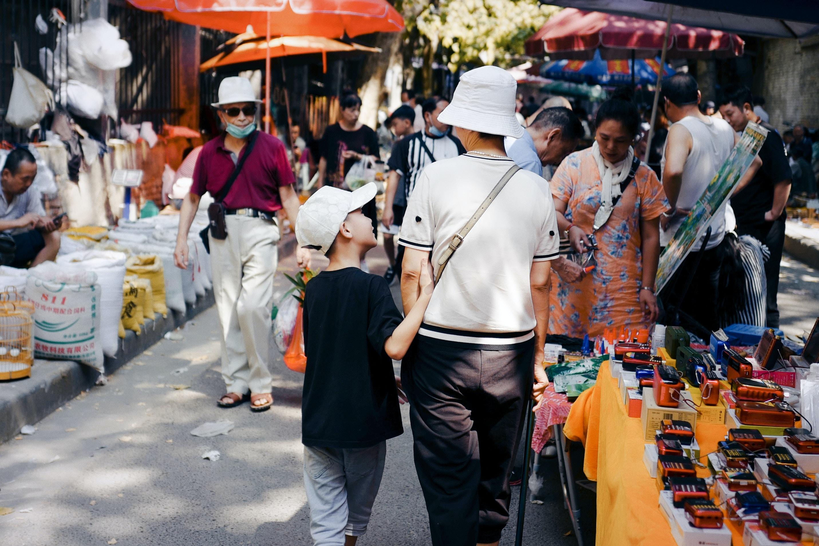 摊主吆喝声声入耳