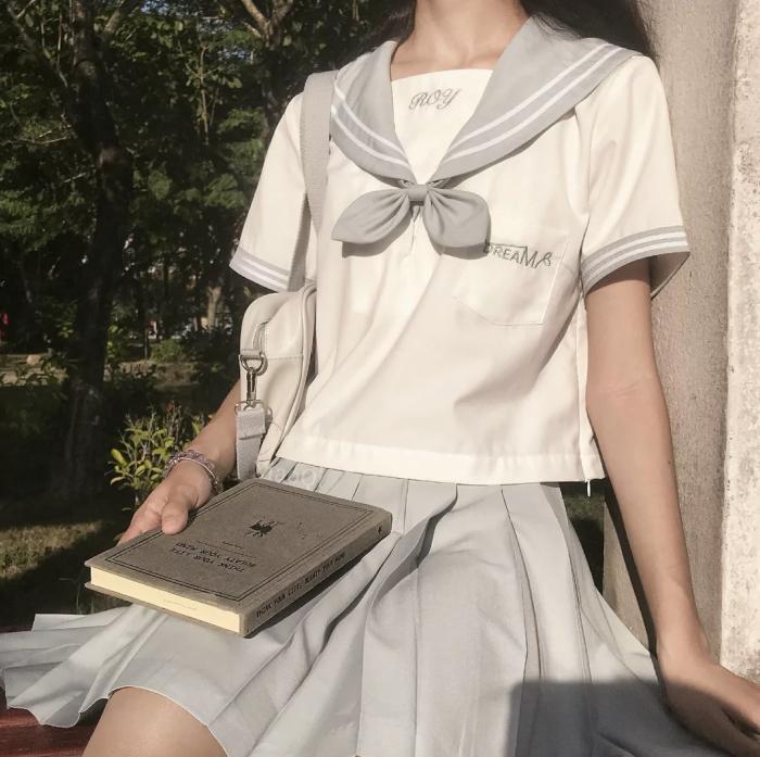 你能发一下你最喜欢的jk制服头像或者女生头像就是用手机遮挡住脸的