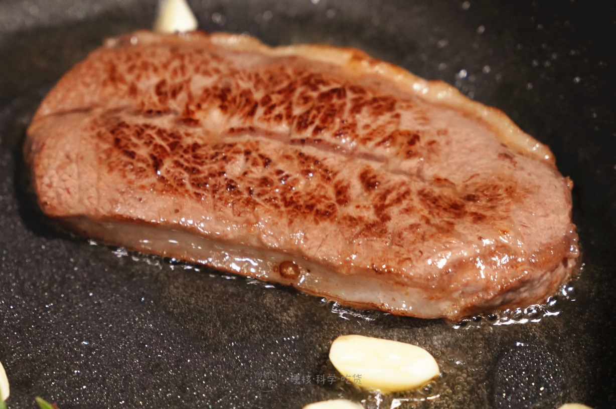 煎牛排时大火黄油会糊怎么办