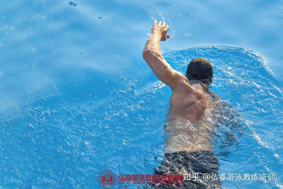 游泳技巧 | 自由泳轻松翻滚转身技巧,拿走不谢! - 知乎