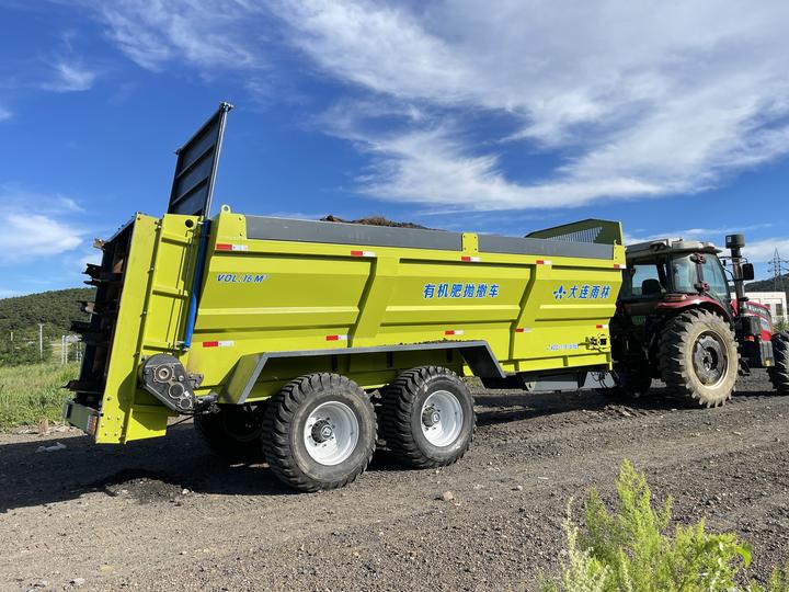 大型撒粪机多功能扬粪车加快现代化农机具发展 推进农业农村现代化