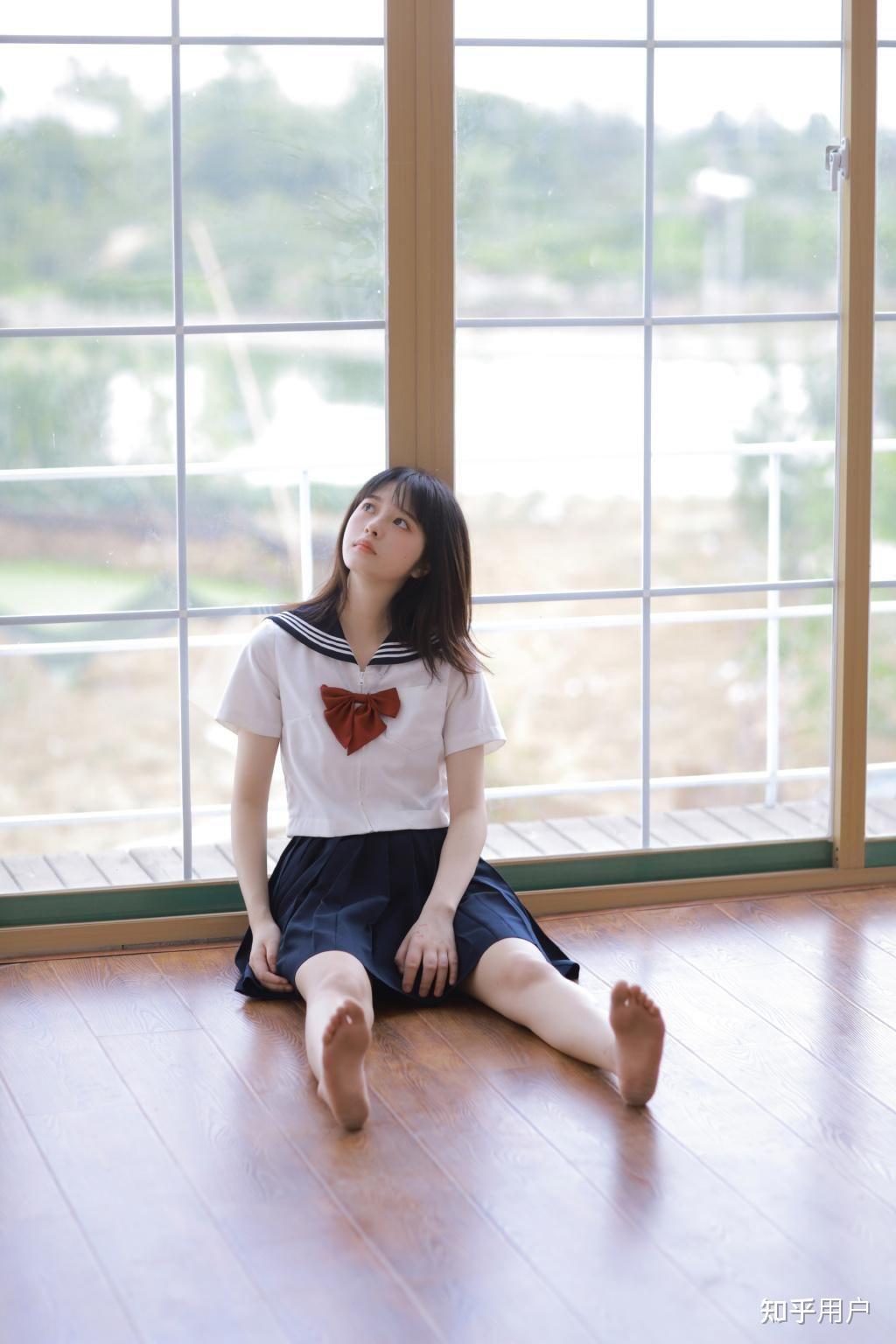 女生穿jk制服时可以搭配光脚穿凉鞋吗