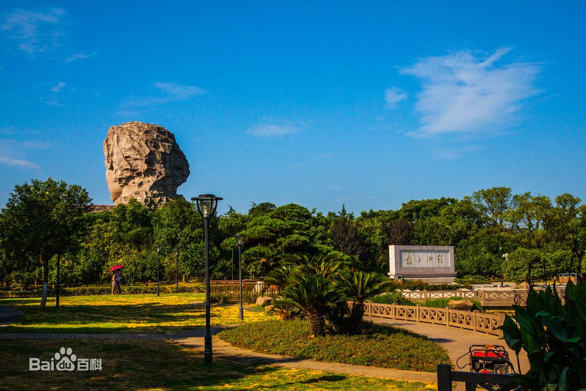 「橘子洲」是一个什么景点,有哪些吸引人的地方和特色景观?