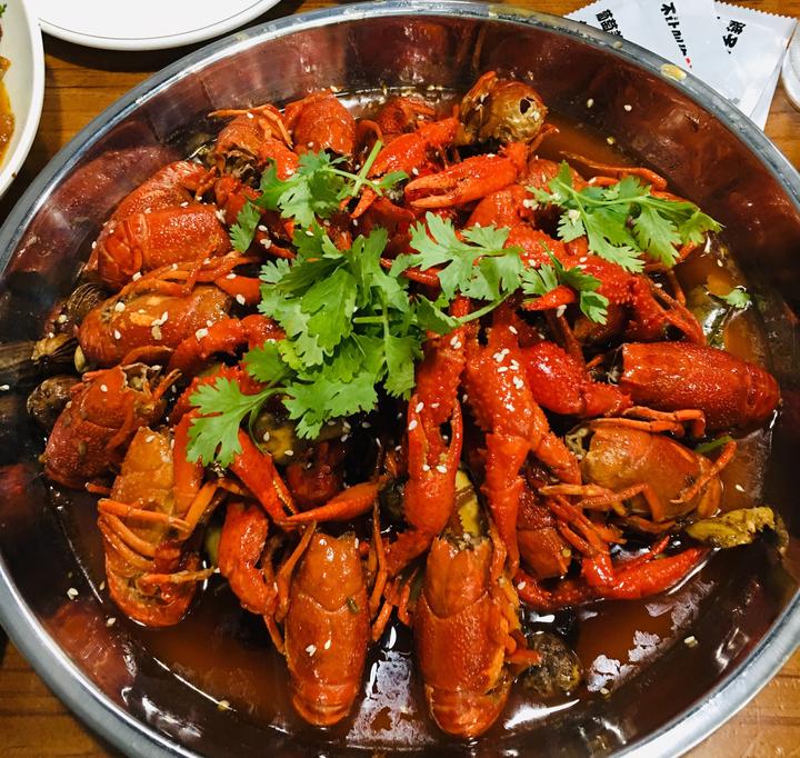 多汁入味的油焖龙虾好吃到壳都不剩