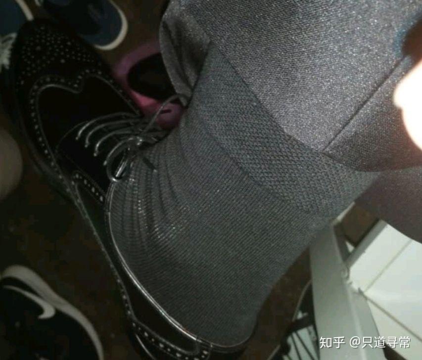 谁知道黑色皮鞋为什么不要搭配白色袜子,在线等!急急急?
