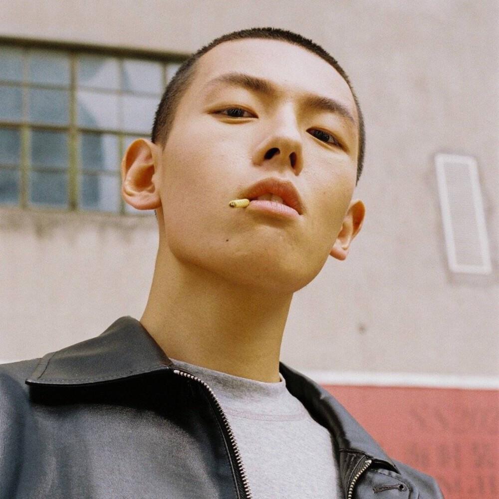 有没有贼帅的寸头男生头像谢谢? - 知乎