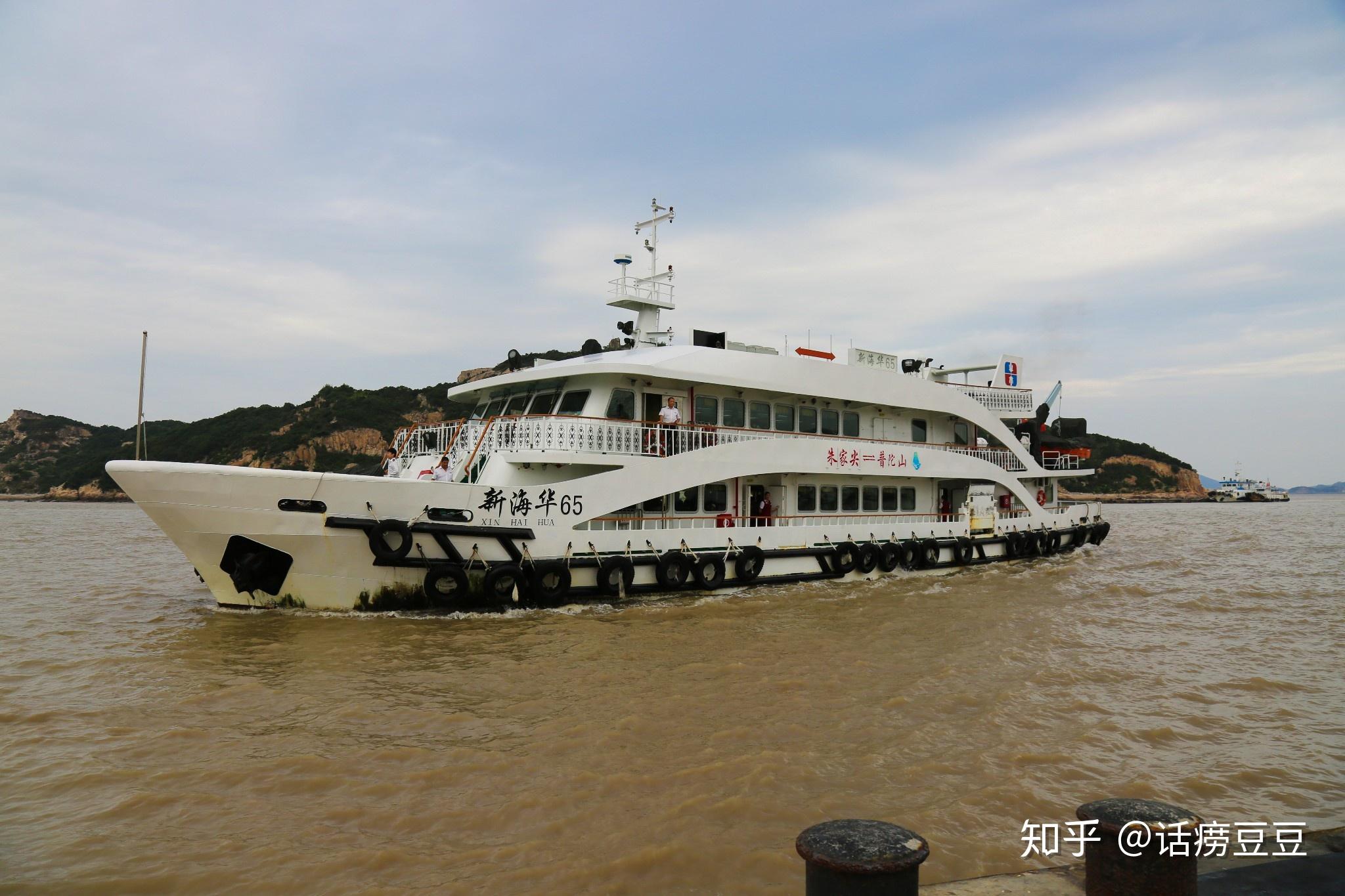 这座佛国圣岛有着与身俱来的深沉与庄严,虽被东海碧波围绕,任受海浪