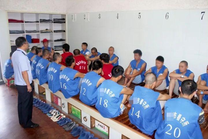 看守所里面的坐板是什么为什么在押人员觉得坐板最难受