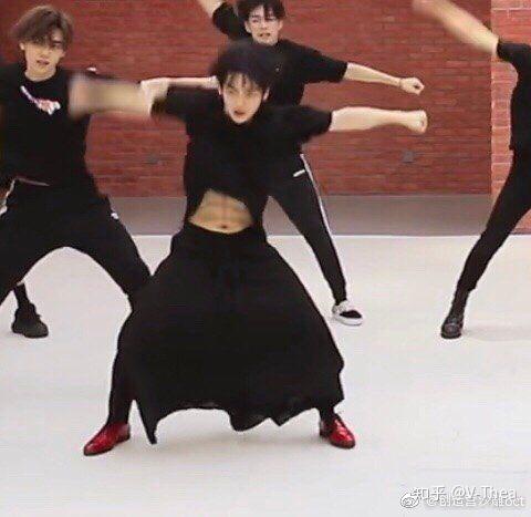 请问大家有没有关于周震南的照片最好是腹肌照谢谢大家了