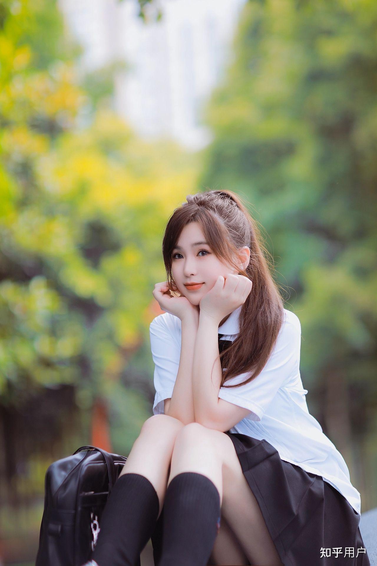 女生穿 jk 制服时可以搭配光脚穿凉鞋吗? - 知乎