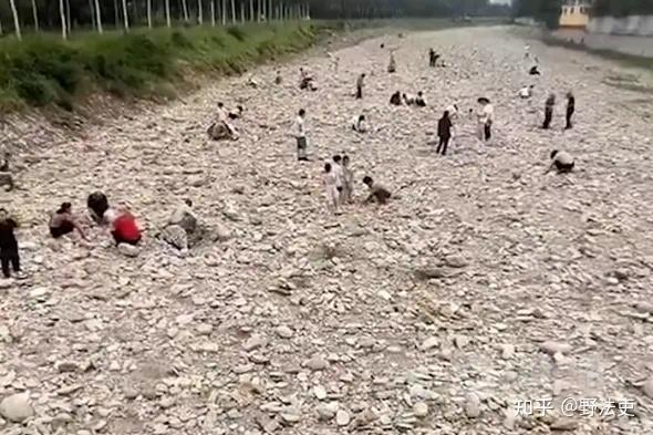 网传市民涌入干涸河道捡金粒,北京房山警方通报「河道内出现碎金系自导自演」,如何看待此事?