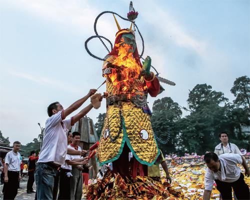 北苏门答腊岛棉兰举行的中元节上，印尼华人焚烧地狱之门守卫神像以纪念他们的祖先