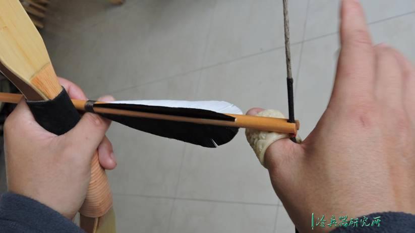 一不小心就“走火”!射箭时佩戴的扳指到底该怎么用? - 知乎