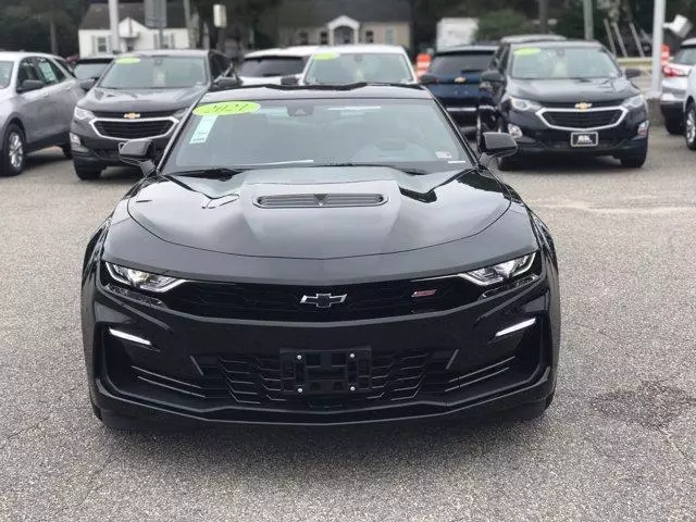 新款雪佛兰科迈罗黑武士非常有攻击性性能范十足