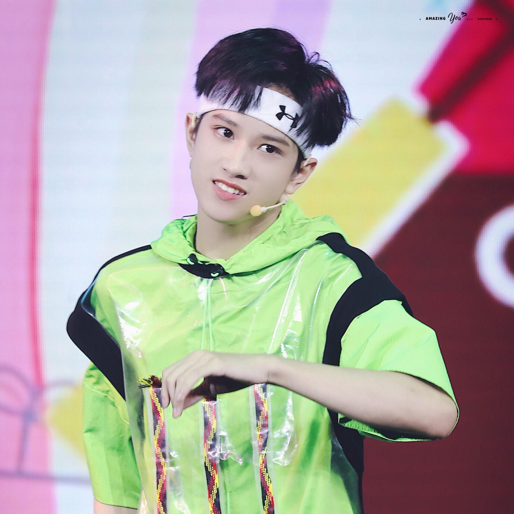 如何评价敖子逸7月25日芒果城表演粉丝打call的现场震撼力