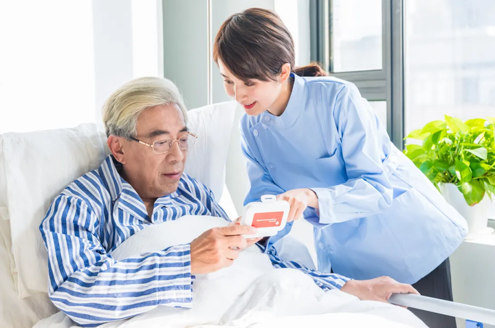 家里老人生病住院了在医院陪护需要注意什么