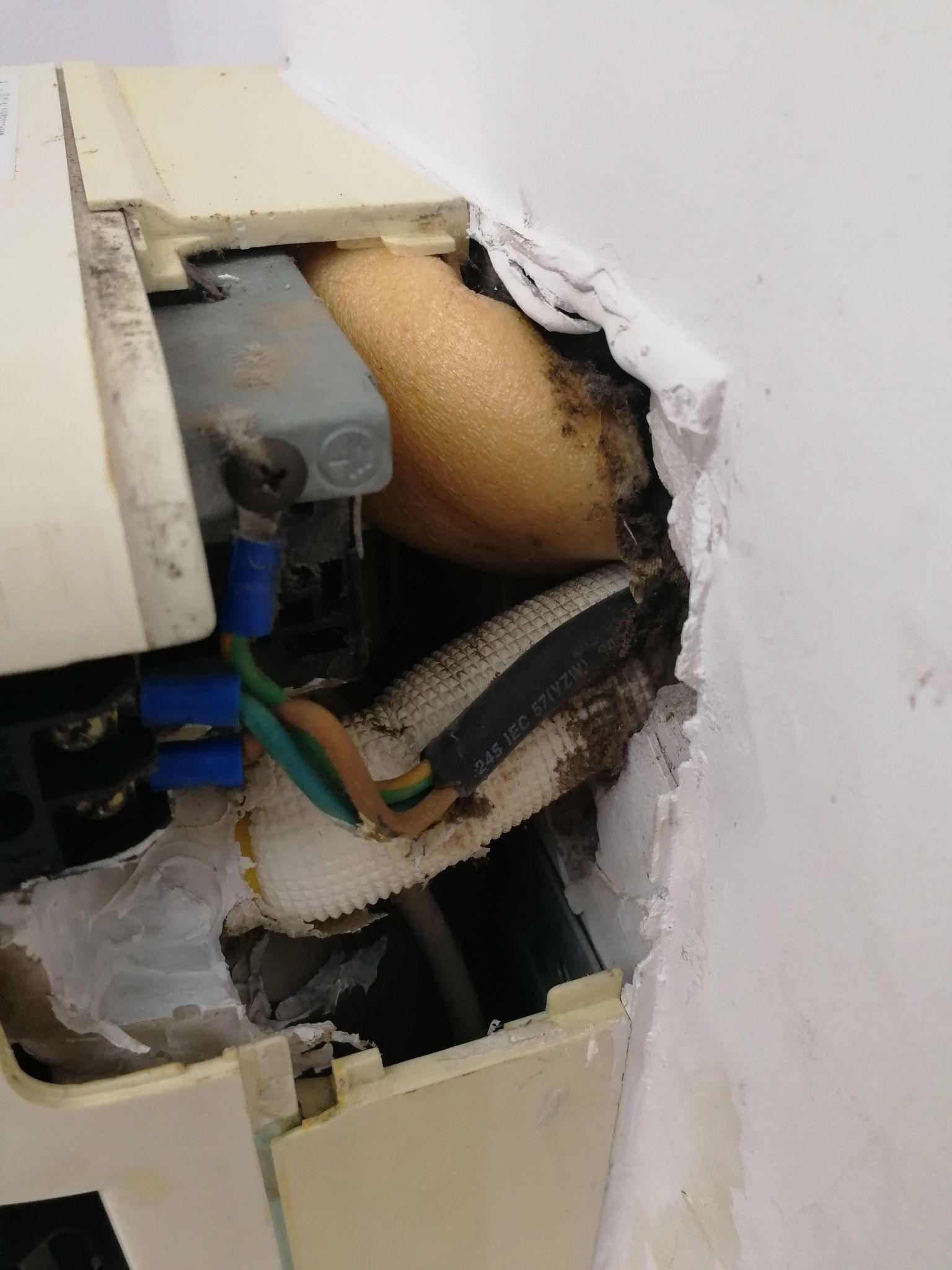 空调室内挂机最近突然漏水该怎么办