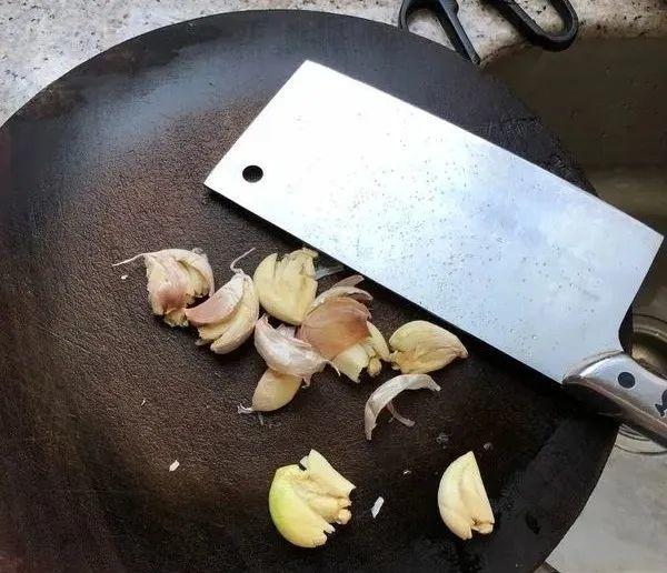 某小泉菜刀拍蒜又断了！吃蒜为什么要拍着吃？ - 知乎