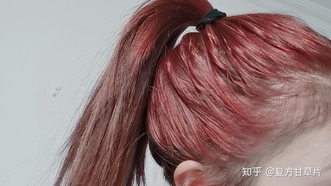 染发后黑蓝色褪色吗