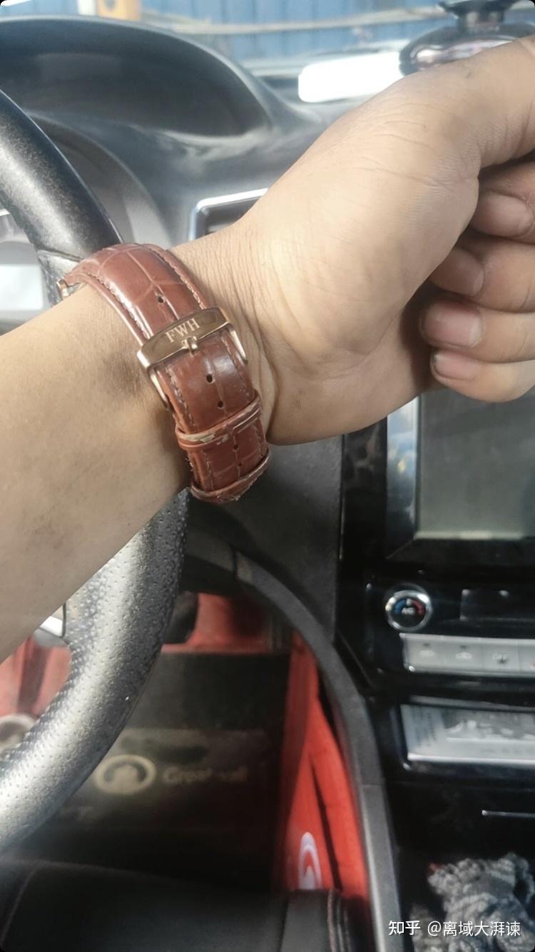 抖音小马吃草直播卖的皇士手表是真的多?说是原价一万多 直播卖980?