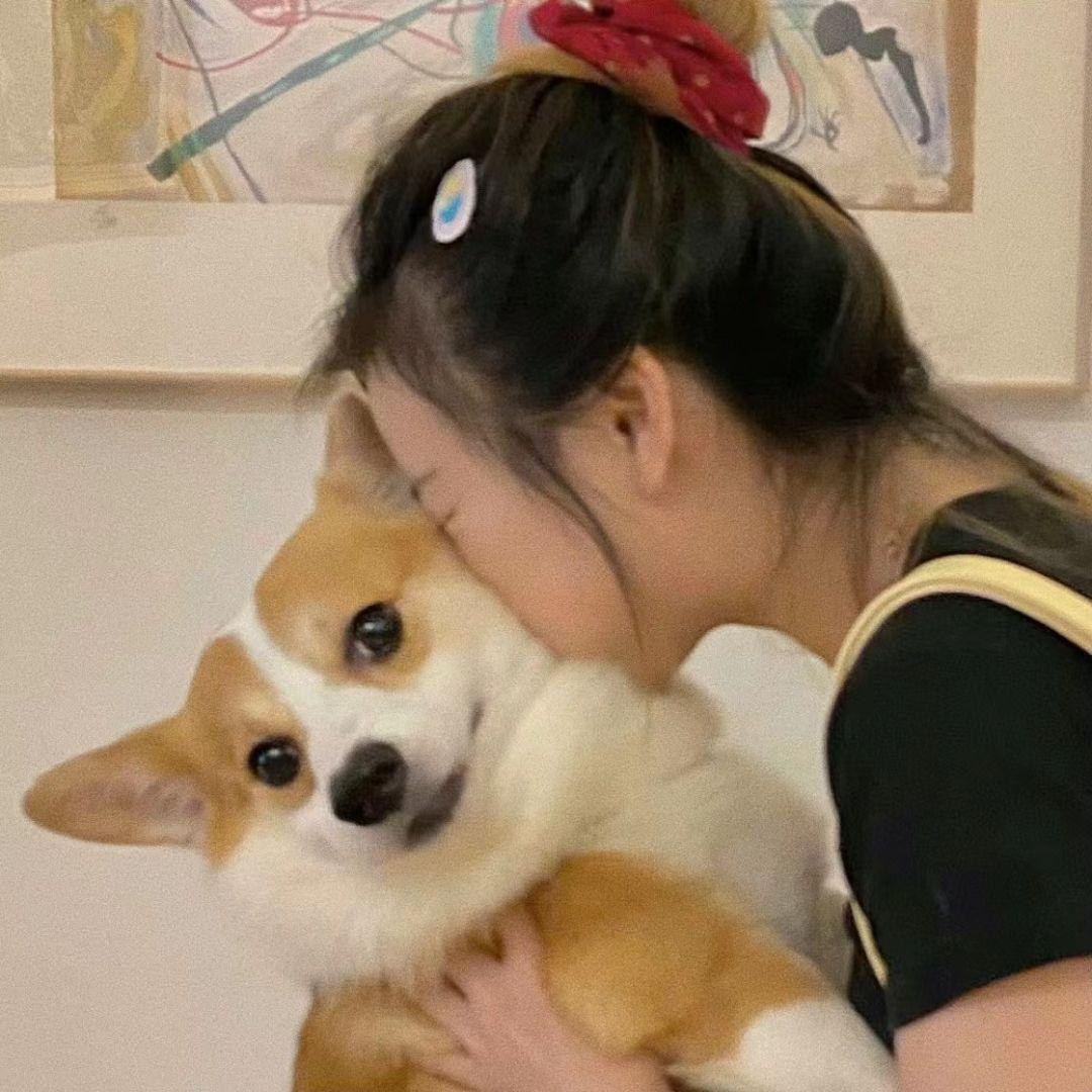 女生抱着狗头像图片