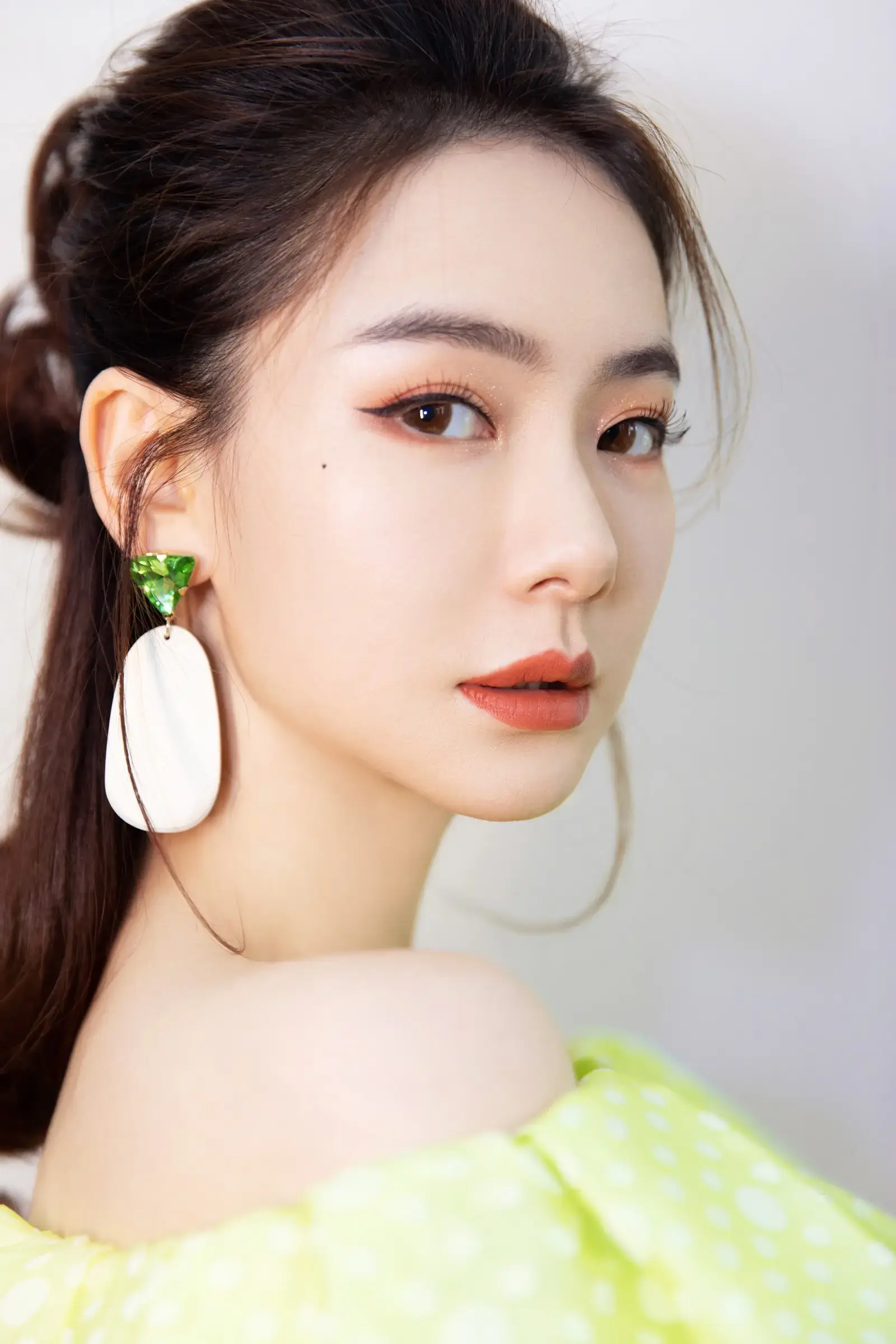 有哪些单眼皮很好看的男星/女星?