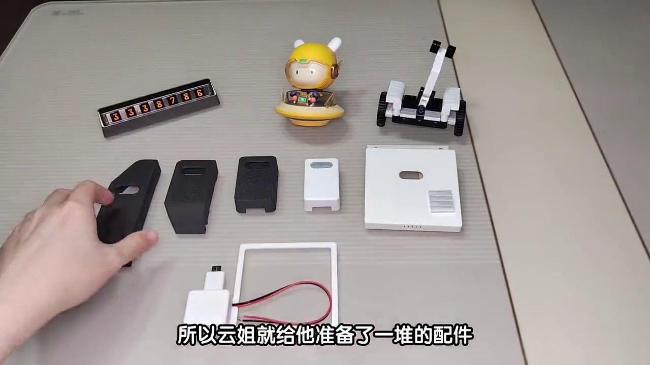 接米家的子擎存在传感器solo前导篇:安装建议及配件。目前支持电视或显示器贴边,86底盒或86边框,还有我独一份的小飞棍版