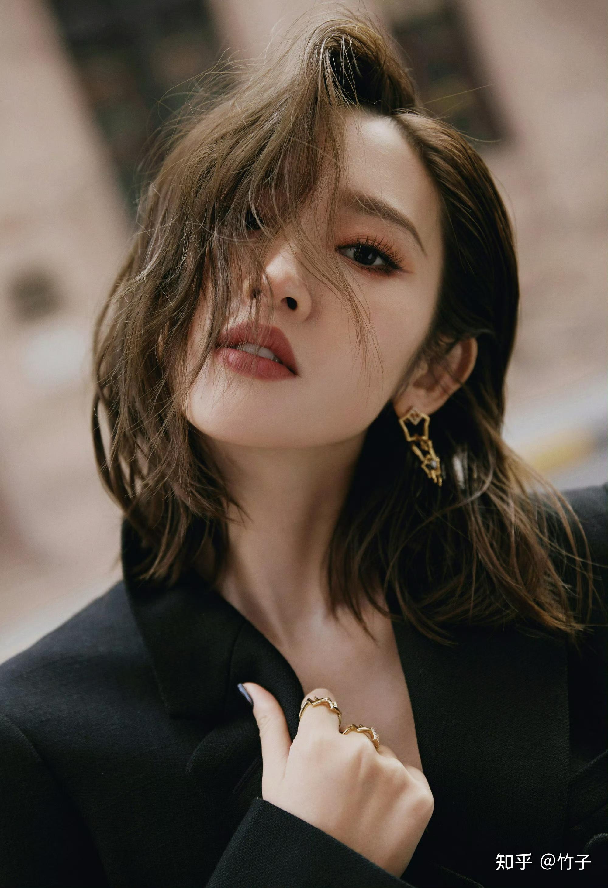 求图中唐艺昕衣服的品牌和具体的清晰衣服照片