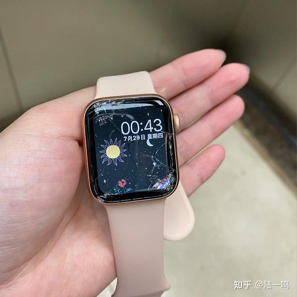 Apple watch购买了ac+，表面有划痕是否能换新？