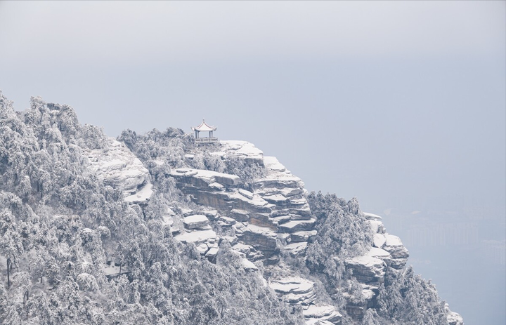 万里寒光生积雪，三边曙色动危旌。  出自唐代祖咏的《望蓟门》  解释：万里积雪笼罩着冷冽的寒光，边塞的曙光映照着旌旗飘动。