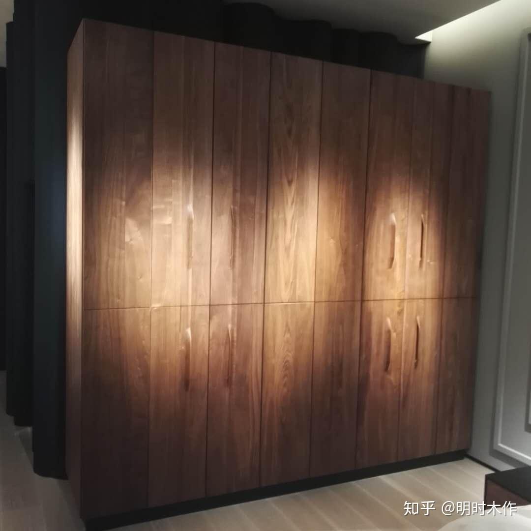 我选的大王耶的板材做的柜子颜色是米兰灰橡如图室内门和床体选什么