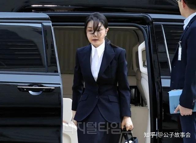 金建希 12 日晚被拘押，韩国宪政史首次出现「前总统夫妇同时被捕」，她将面临哪些法律后果？