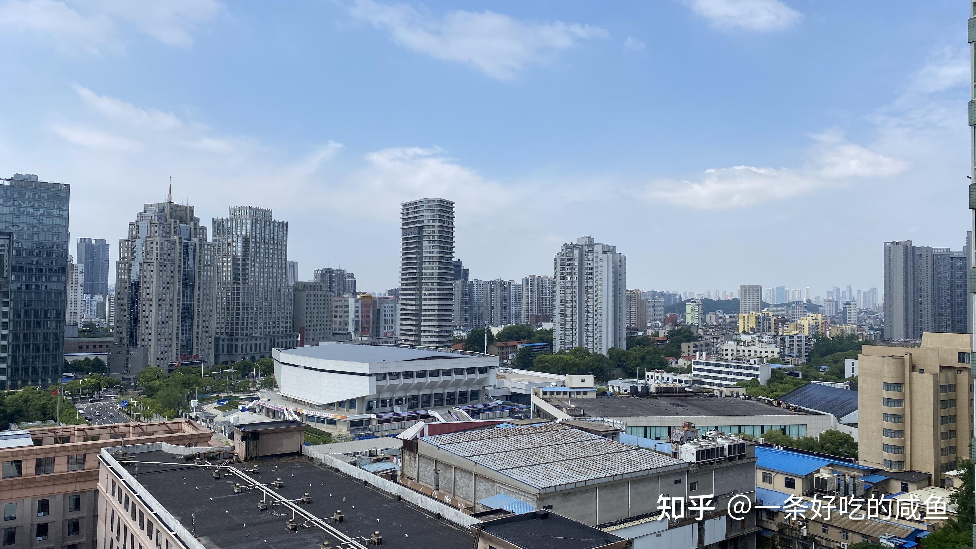 为什么像深圳这样的一线城市有些建筑和人民生活水平像是在十八线小城