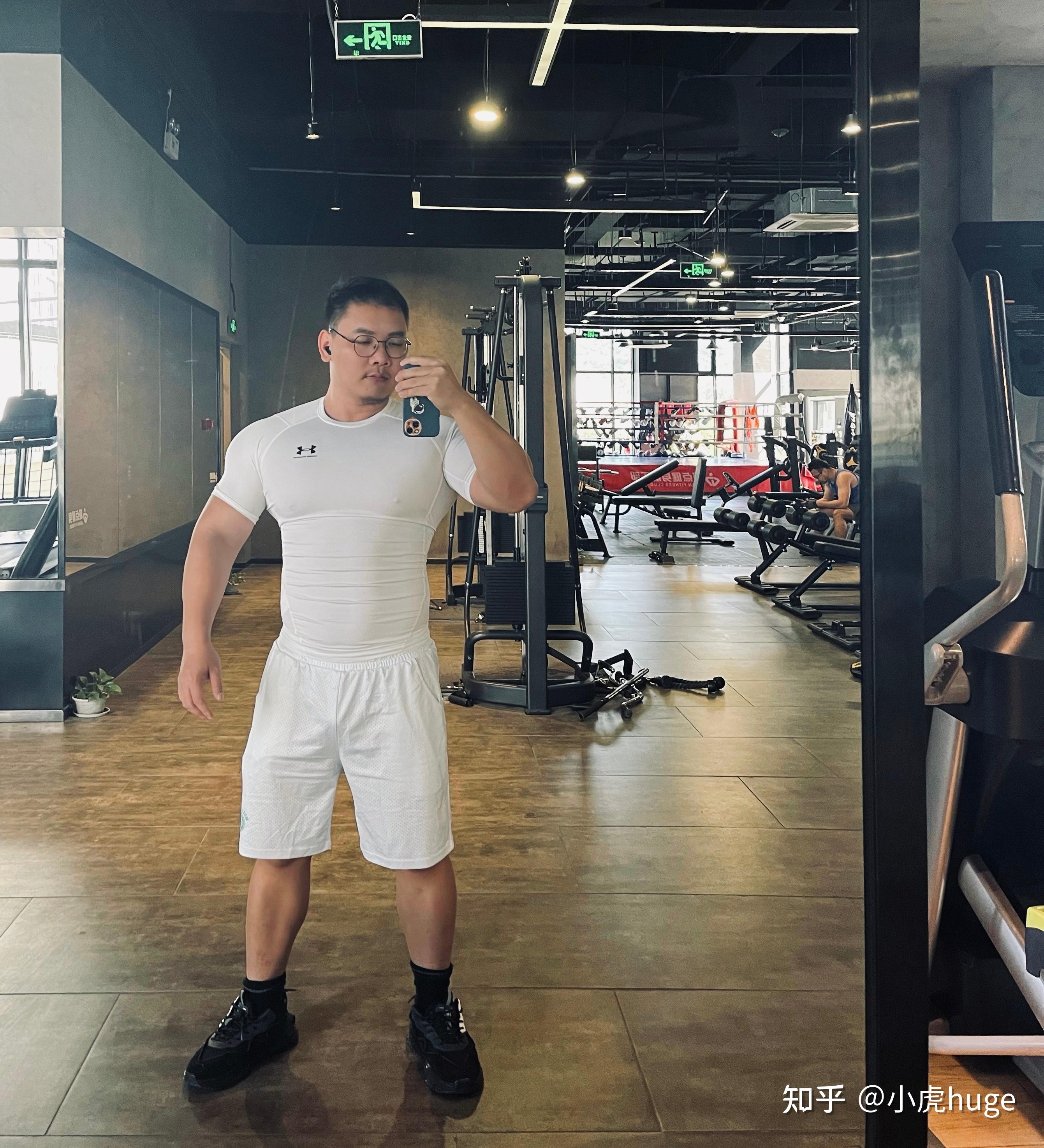 男生肩膀宽 是一种什么体验?