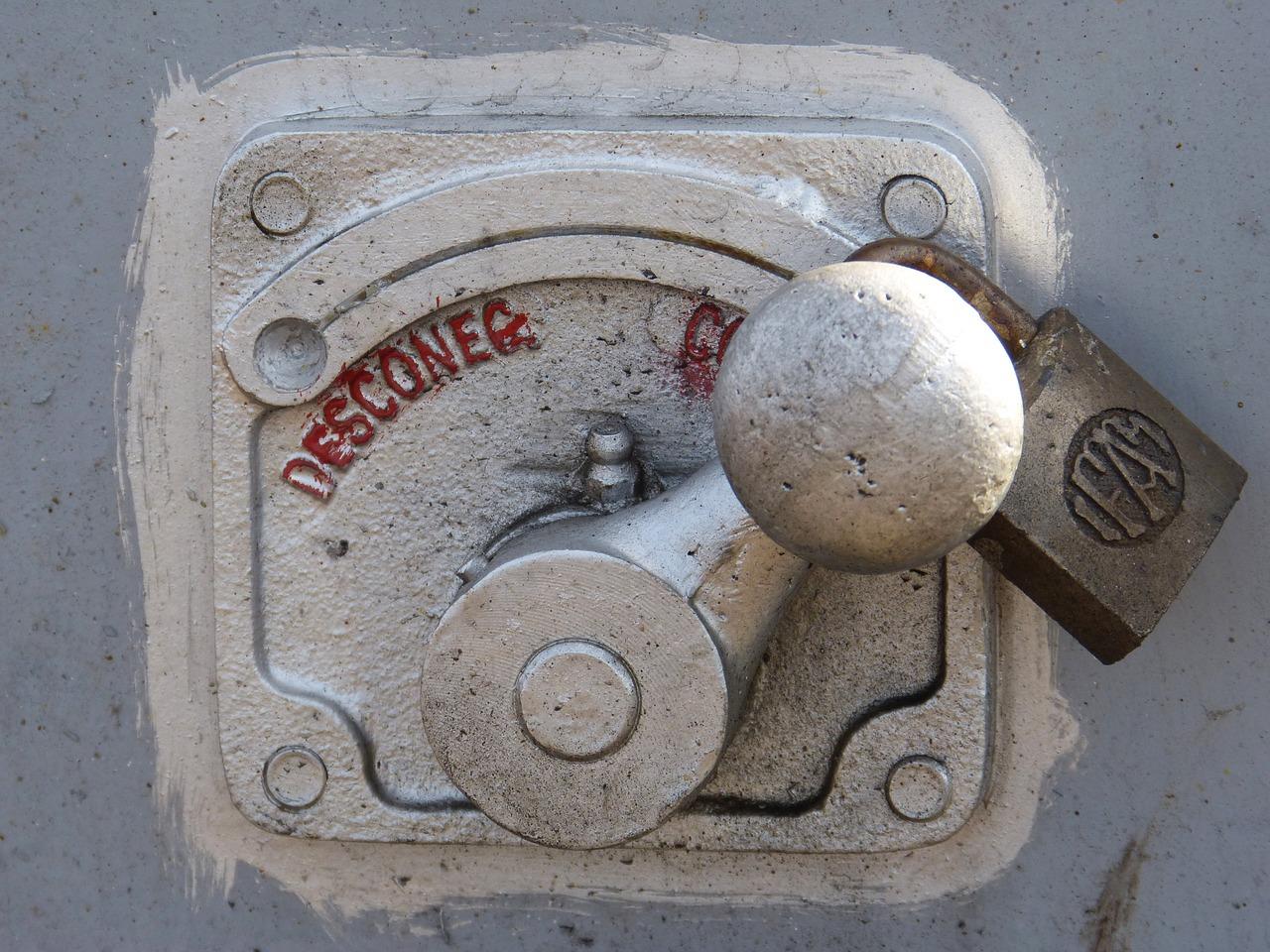 钥匙断在锁芯里怎么办