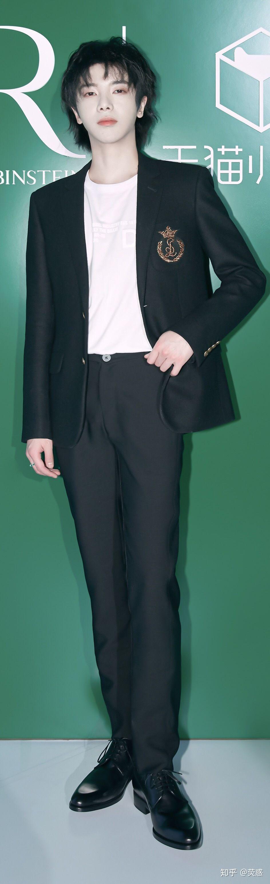 各位黑煤球球们谁有华晨宇全身照啊啊啊啊 ,想做等身抱枕