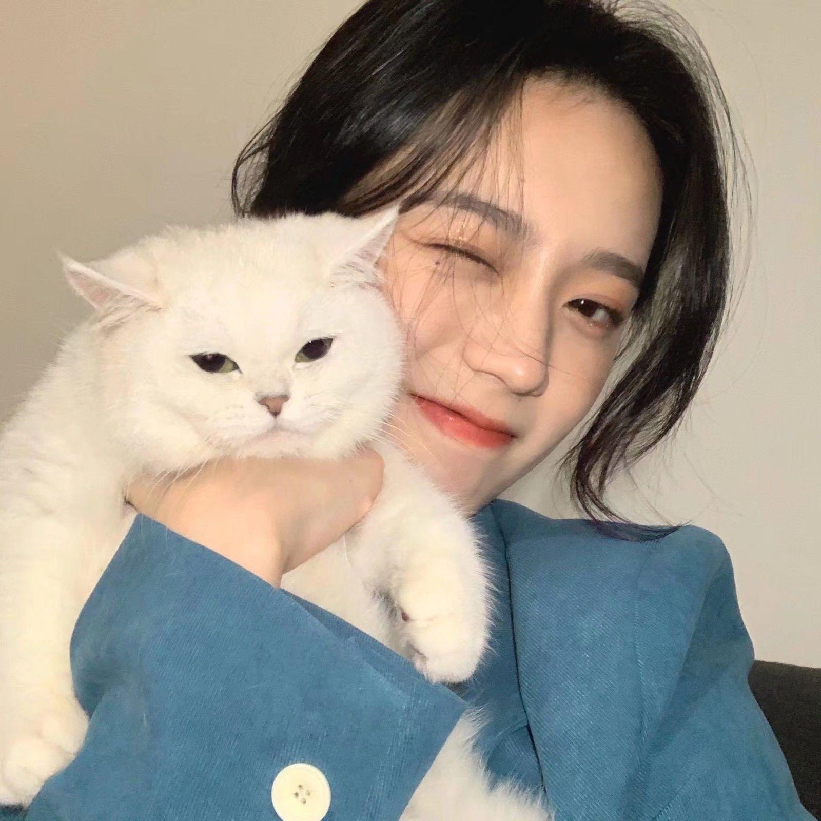 请问谁有那个抱着白色猫咪的穿蓝色衣服的女生头像呀