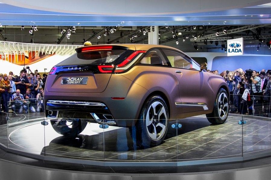 汽车是苏联少有的仅生产乘用车的企业,不像嘎斯那样还有其他各种产业