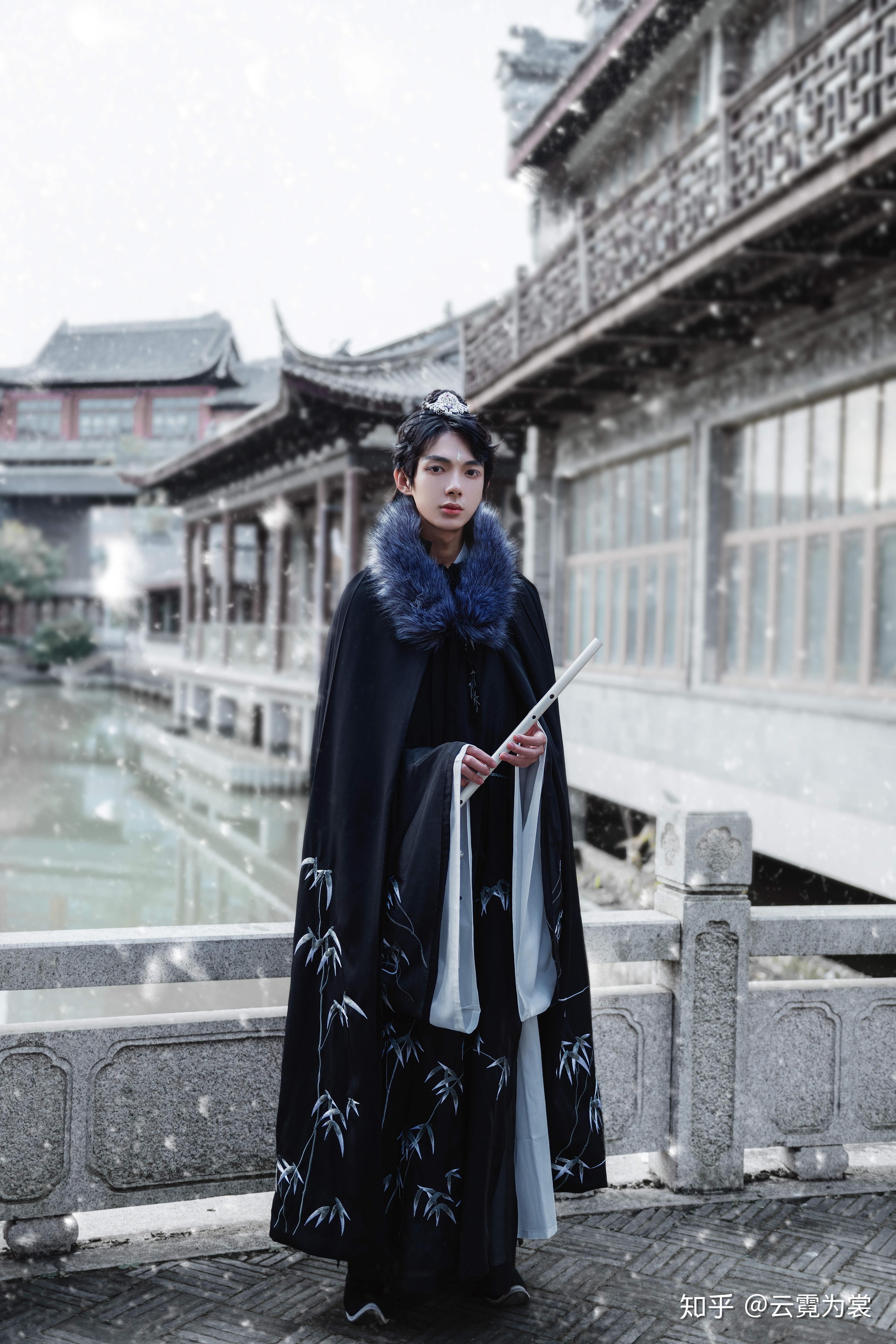 配红色的圆领袍的斗篷男生穿有推荐的吗实在是找不到