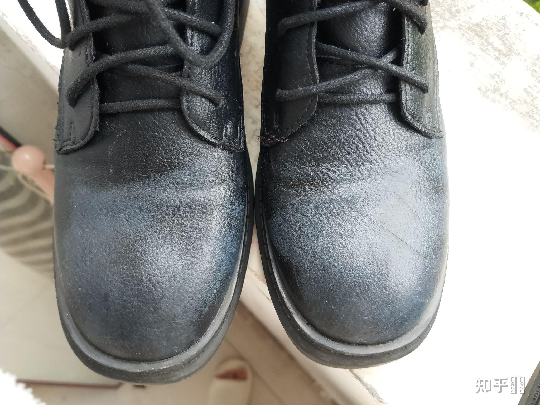 请问黑色马丁靴被酒精弄上变白了怎么处理呀