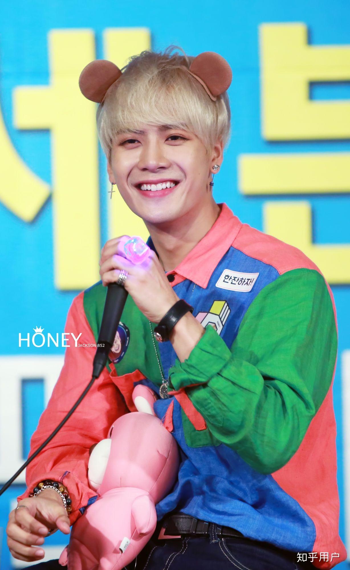 王嘉尔的鼻子怎么变大了?