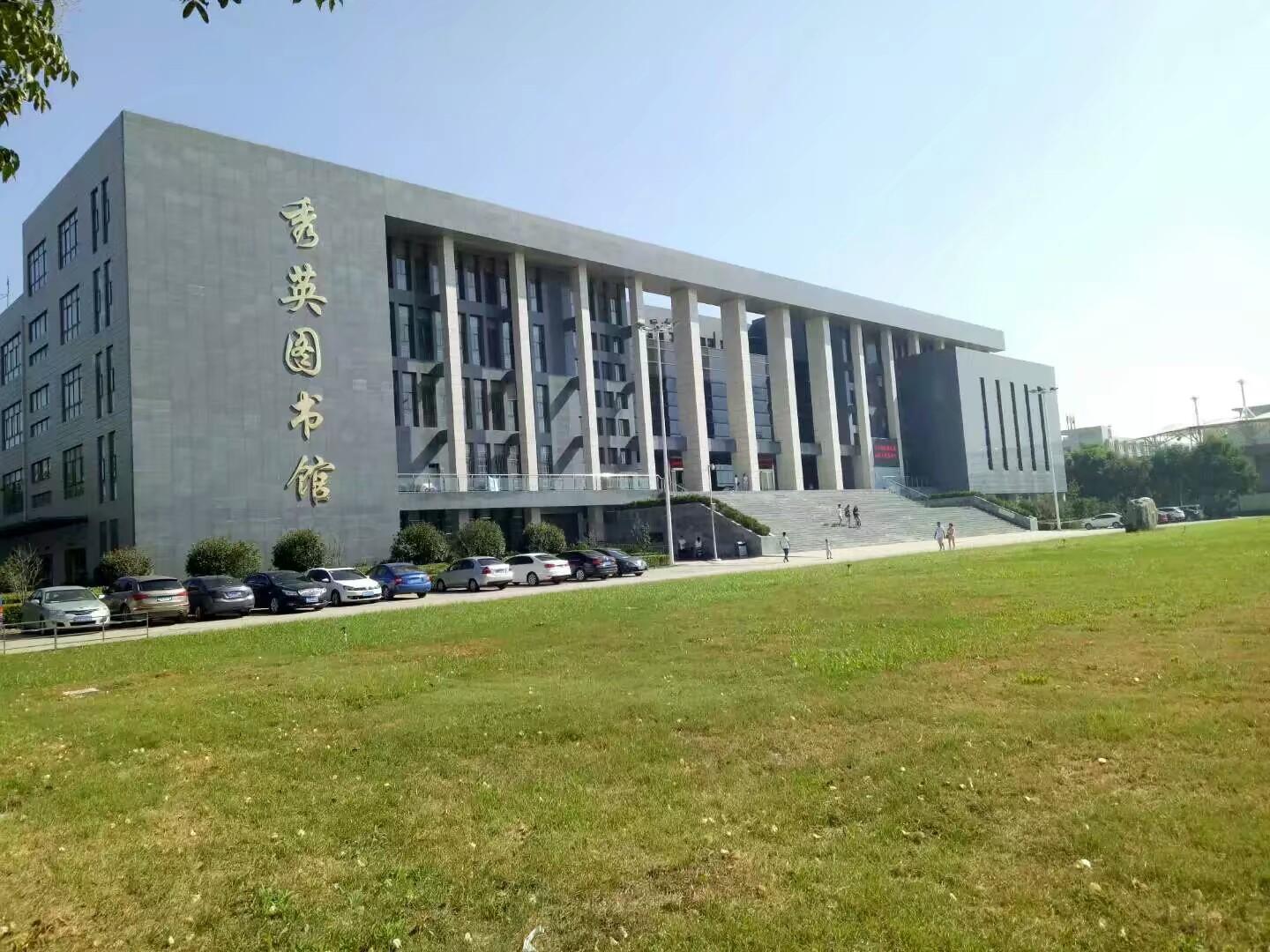郑州工商学院荥阳校区图片