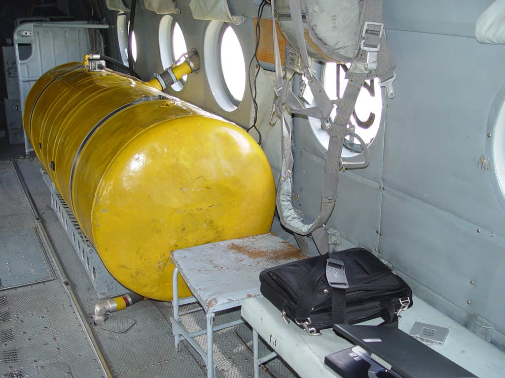 米17系列直升机的飞机油箱放在哪里