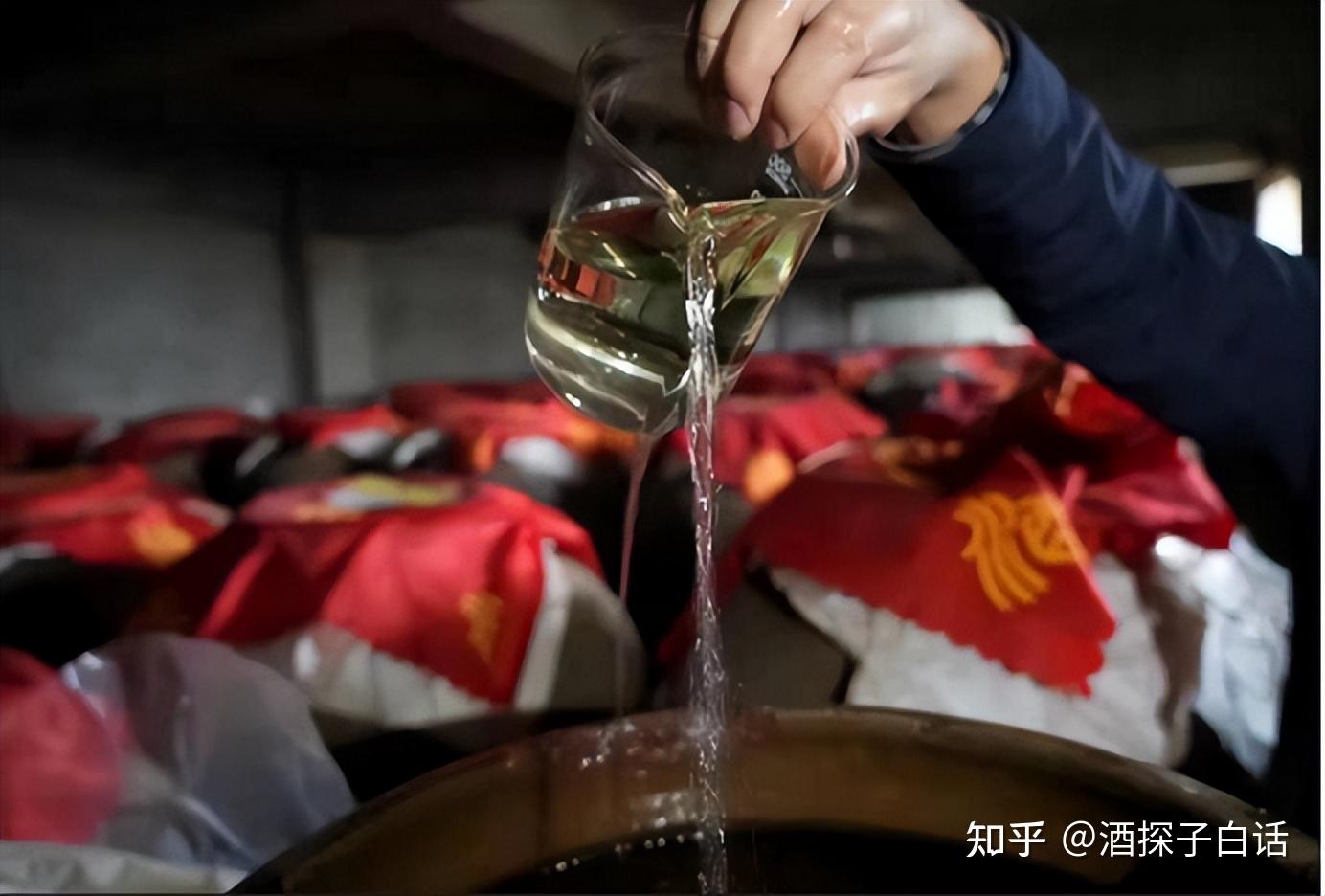 给别人倒酒时,对方敲桌子是什么意思? - 知乎