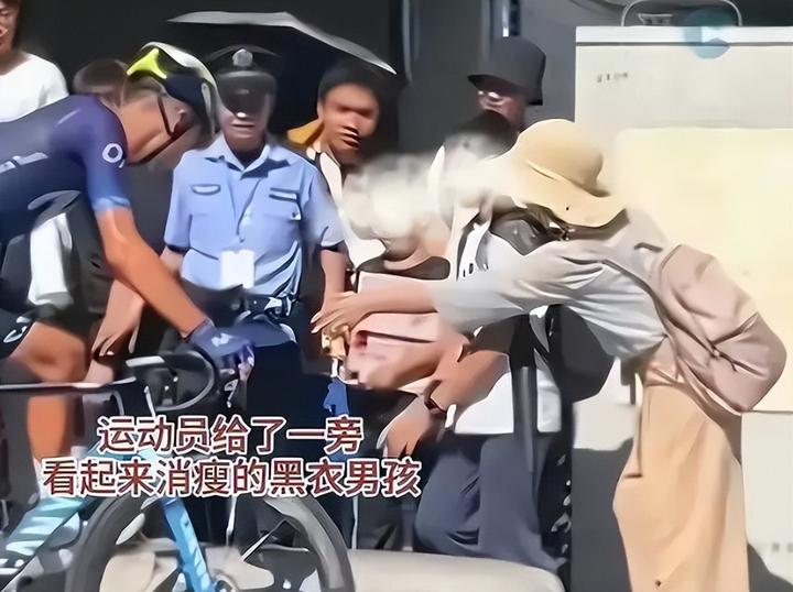 丢人丢到全世界,车手送小朋友杯子,被一女士反手抢下送自己儿子 - 知乎