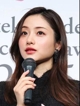 同样是凸嘴,为什么女明星们这么漂亮? - 知乎
