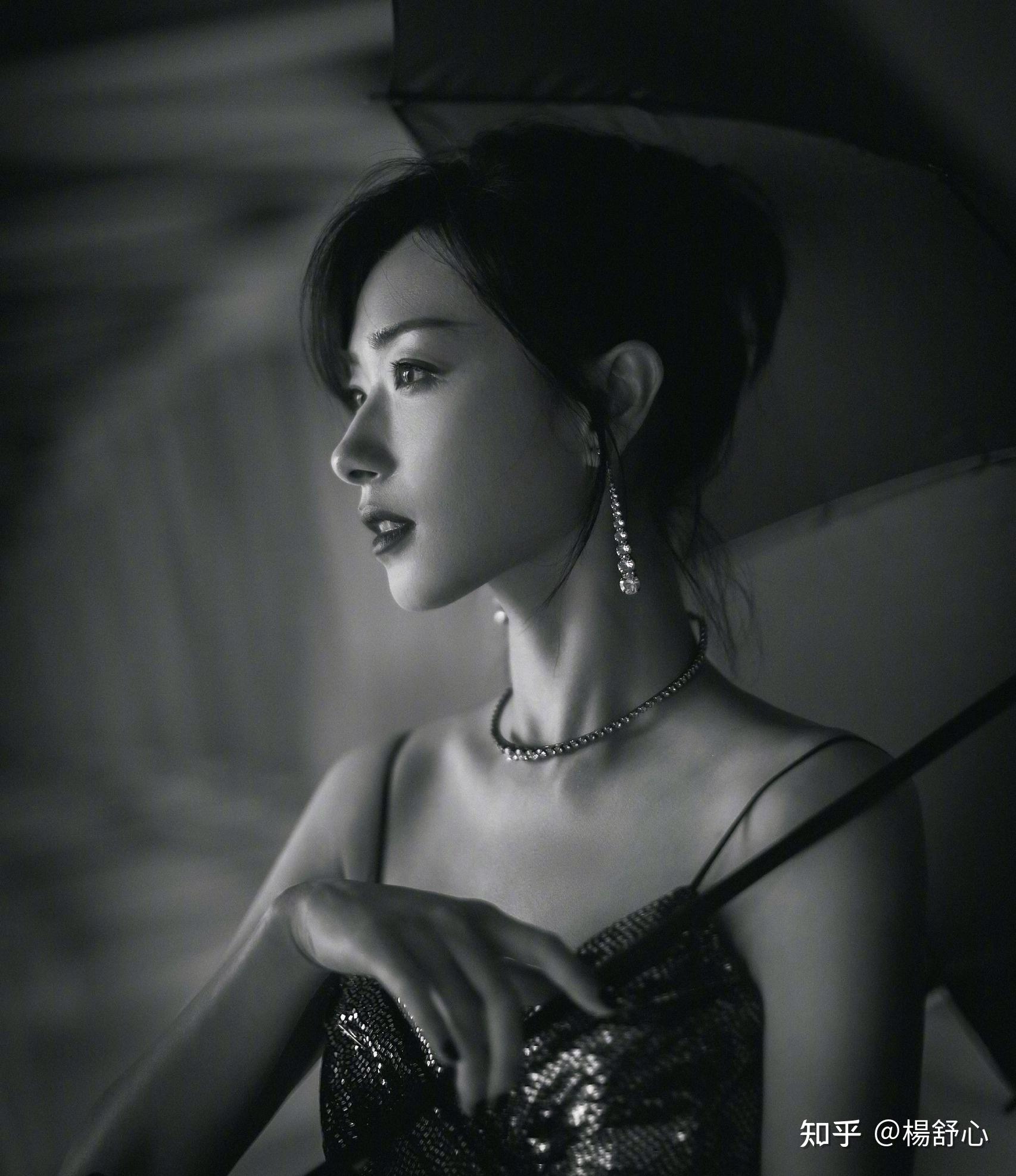 万茜的气质是由于什么东西形成的?